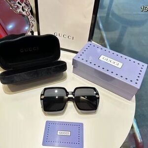 Gucci Elegant Black Sunglasses